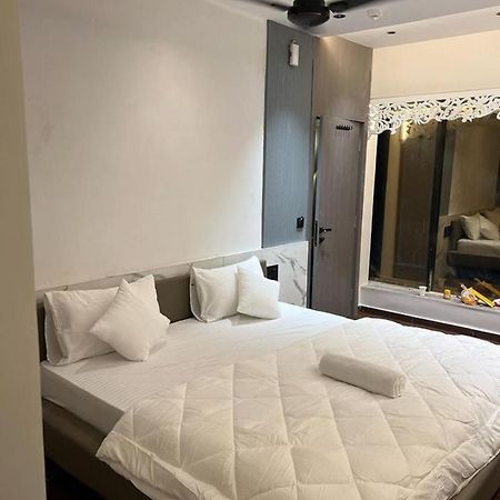 V Love Hotel Surat Dış mekan fotoğraf