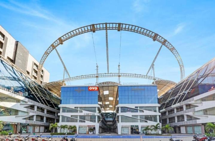 V Love Hotel Surat Dış mekan fotoğraf
