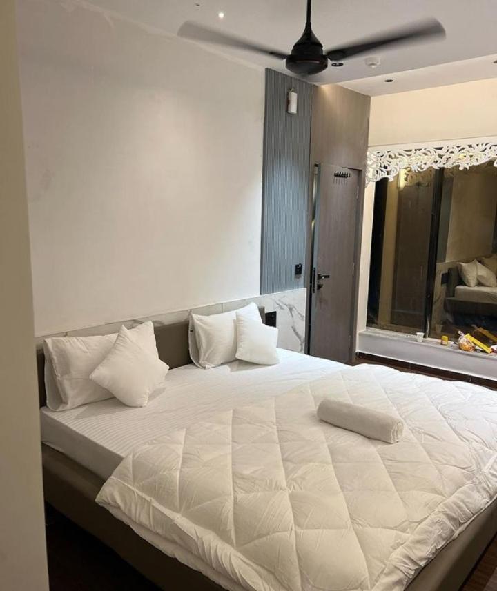 V Love Hotel Surat Dış mekan fotoğraf