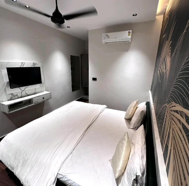 V Love Hotel Surat Dış mekan fotoğraf