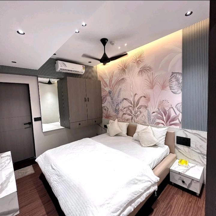 V Love Hotel Surat Dış mekan fotoğraf