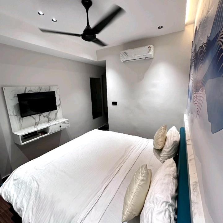 V Love Hotel Surat Dış mekan fotoğraf