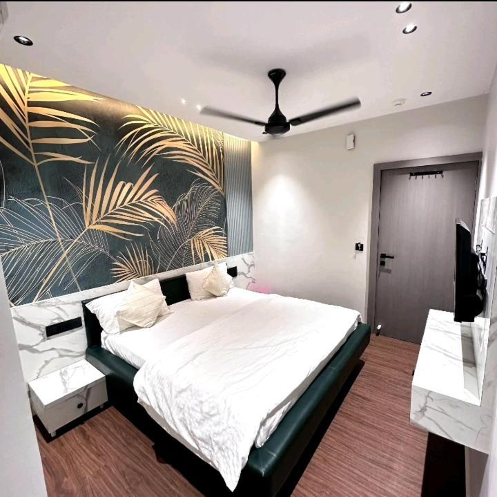 V Love Hotel Surat Dış mekan fotoğraf