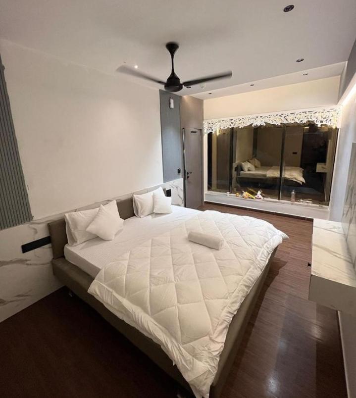 V Love Hotel Surat Dış mekan fotoğraf