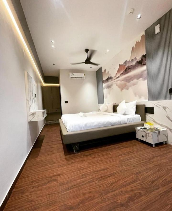V Love Hotel Surat Dış mekan fotoğraf