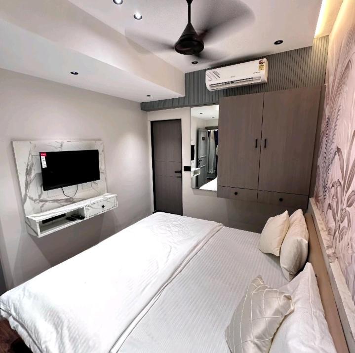 V Love Hotel Surat Dış mekan fotoğraf