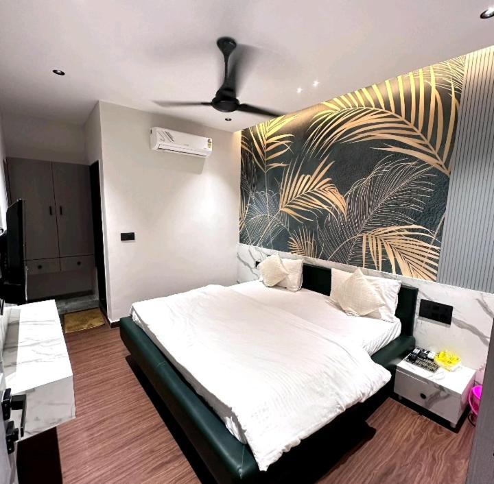 V Love Hotel Surat Dış mekan fotoğraf