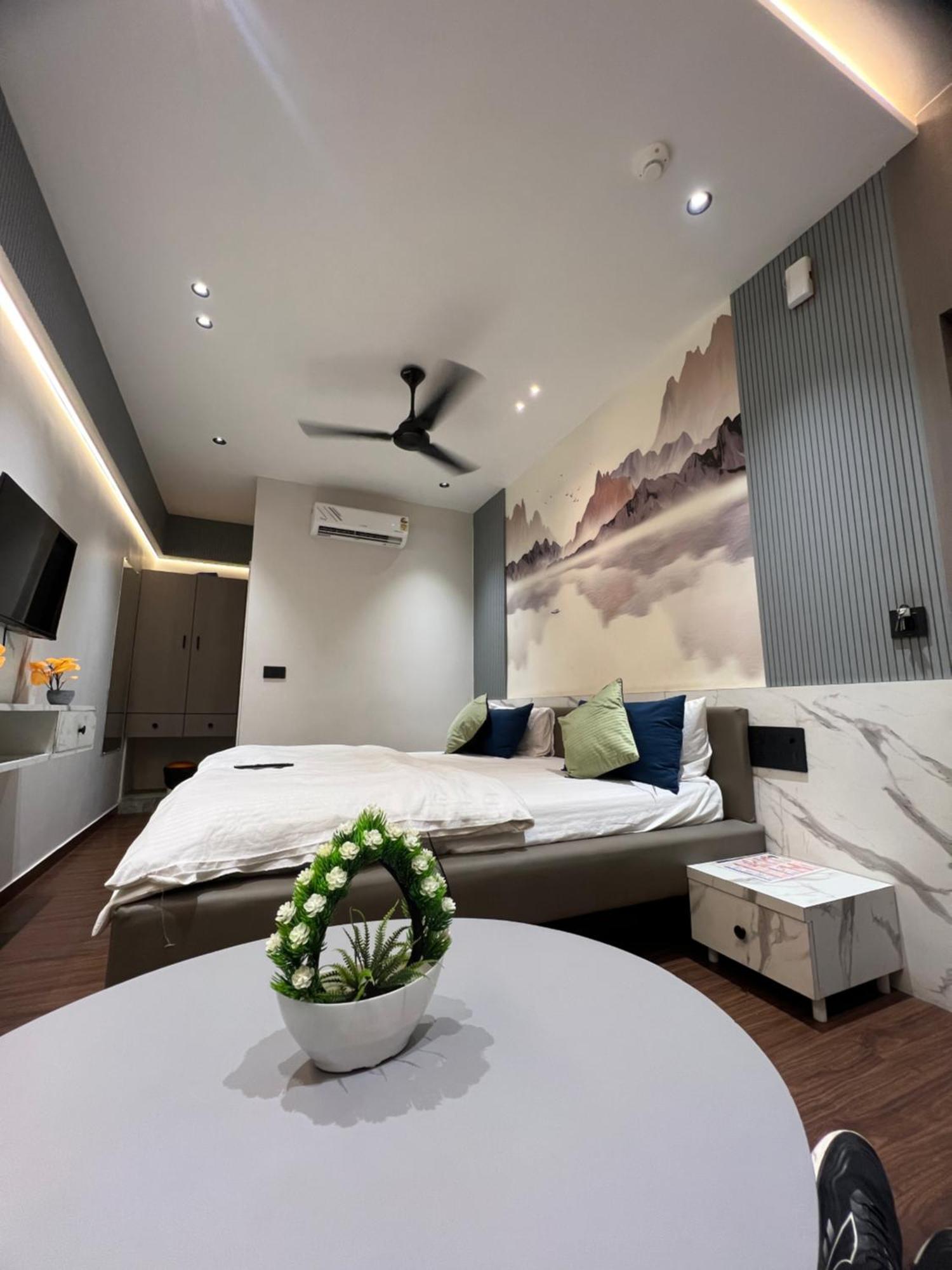 V Love Hotel Surat Dış mekan fotoğraf