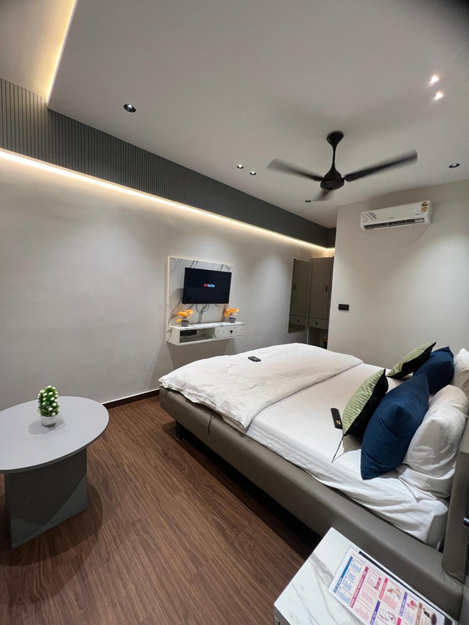 V Love Hotel Surat Dış mekan fotoğraf