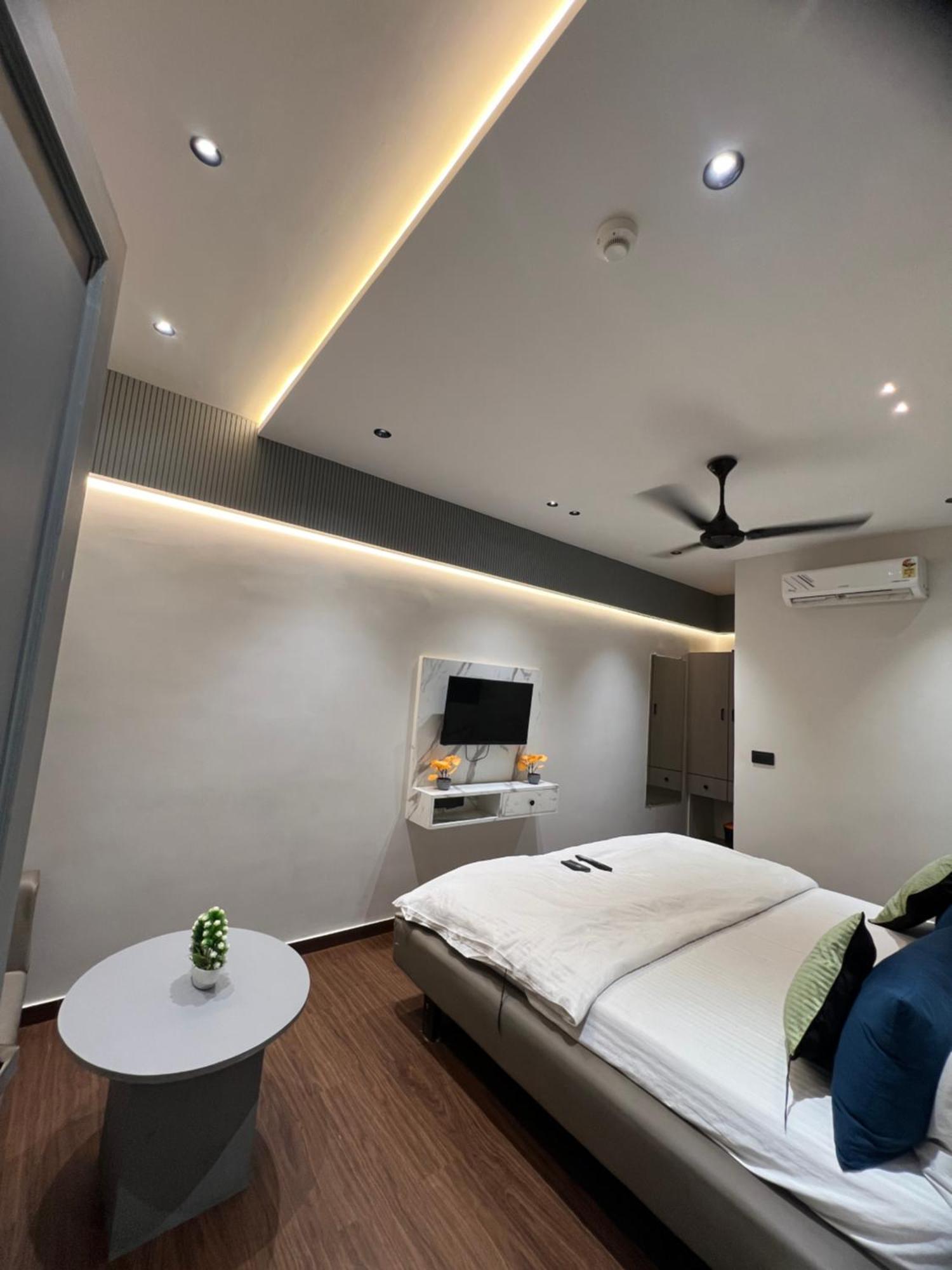 V Love Hotel Surat Dış mekan fotoğraf