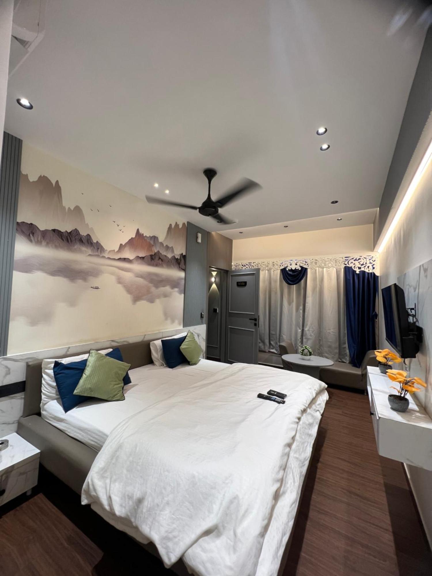 V Love Hotel Surat Dış mekan fotoğraf