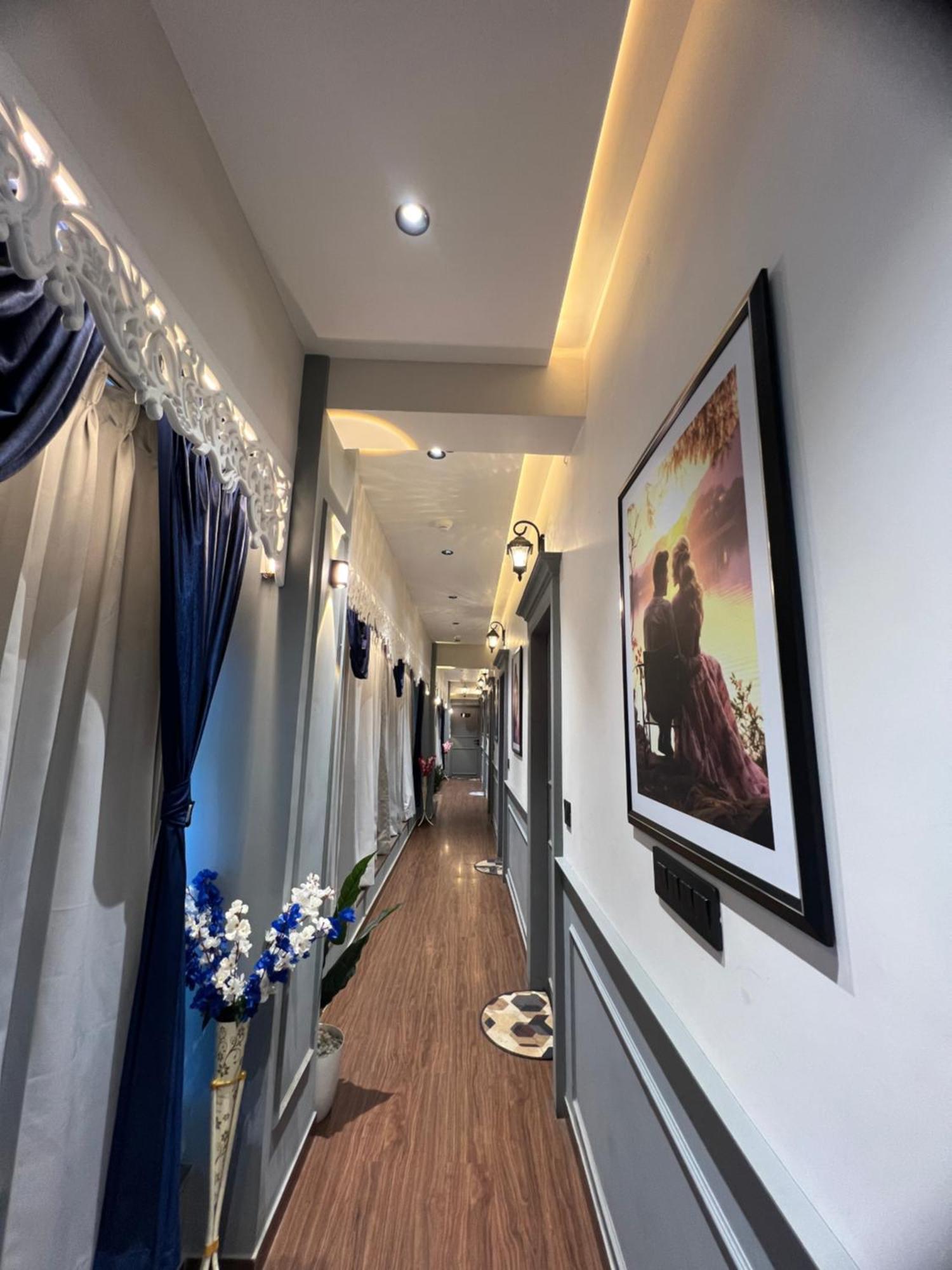 V Love Hotel Surat Dış mekan fotoğraf
